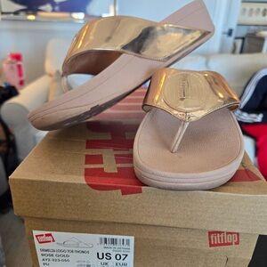 FitFlop Rose Gold Demelza Metallic Toe-Thong Sandals - Rose